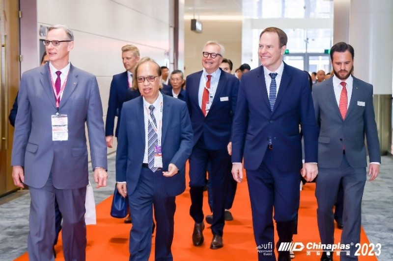 一張含有 人員, 西裝, 地板, 服裝 的圖片自動(dòng)產(chǎn)生的描述