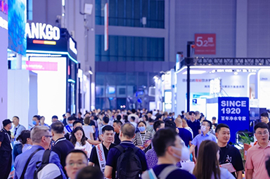 人們站在人群中描述已自動生成